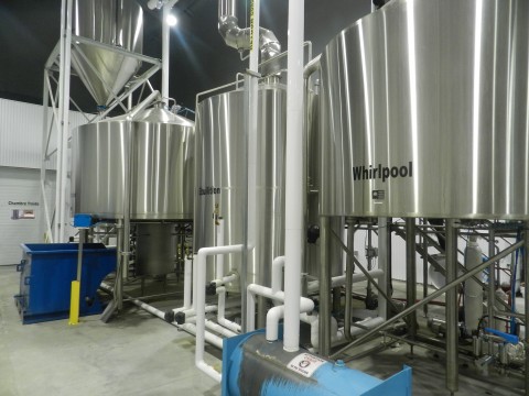 Grand plan sur des cuves en aluminium servant à la production de la bière