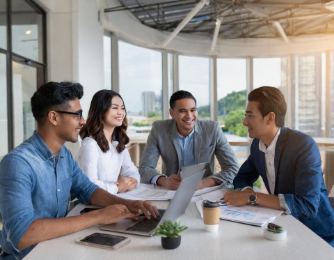 groupe autour d'une table représentant la diversité dans un bureau intérieur 