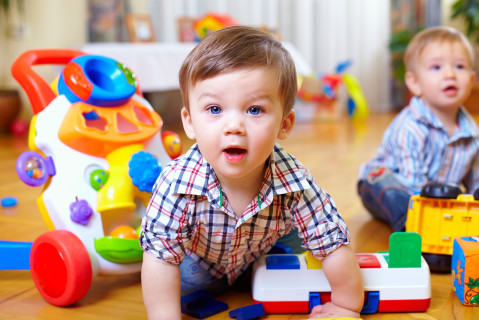 Vue d'un jeune enfant qui regarde la caméra 