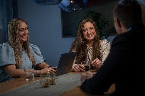 vue d'un 3 personnes qui discutent autour d'une table