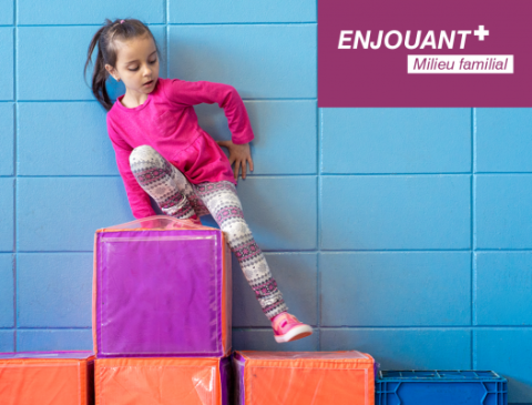 vue d'un enfant jouant sur des blocs 