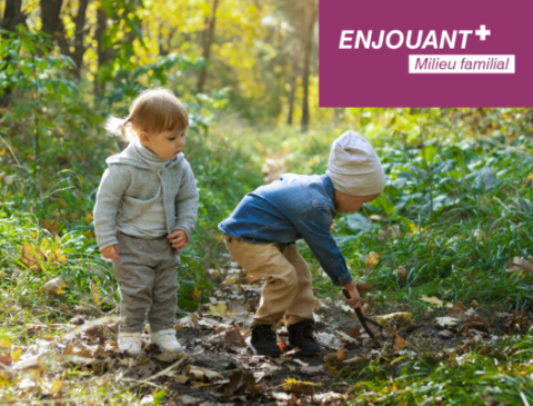 vue de 2 enfants qui jouent à l'extérieur