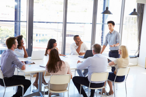 Vue d'un groupe autour d'une table 