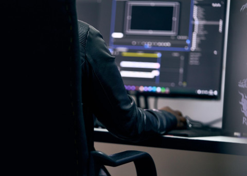 vue d'une personne derrière son ordinateur 