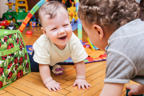 vue de 2 enfants qui jouent à l'extérieur