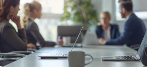 Vue d'un groupe de personne autour d'une table