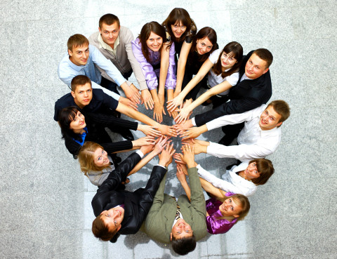 vue d'un groupe de personne qui rassemble leur main au centre